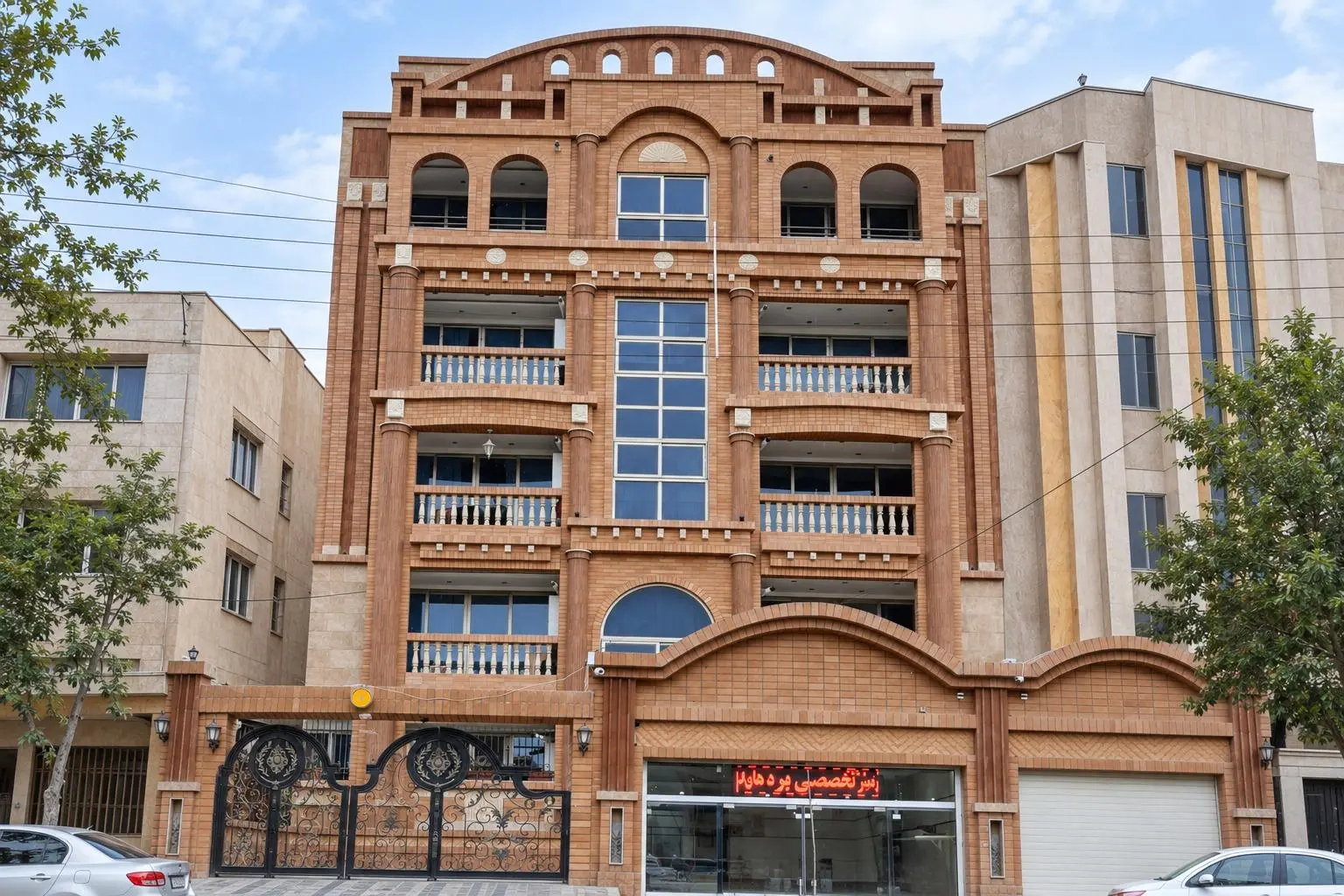 نمونه ساختمان با نمای آجری